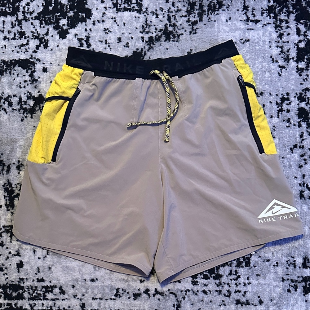 Nike Trail Men's Shorts in tan and Yellow